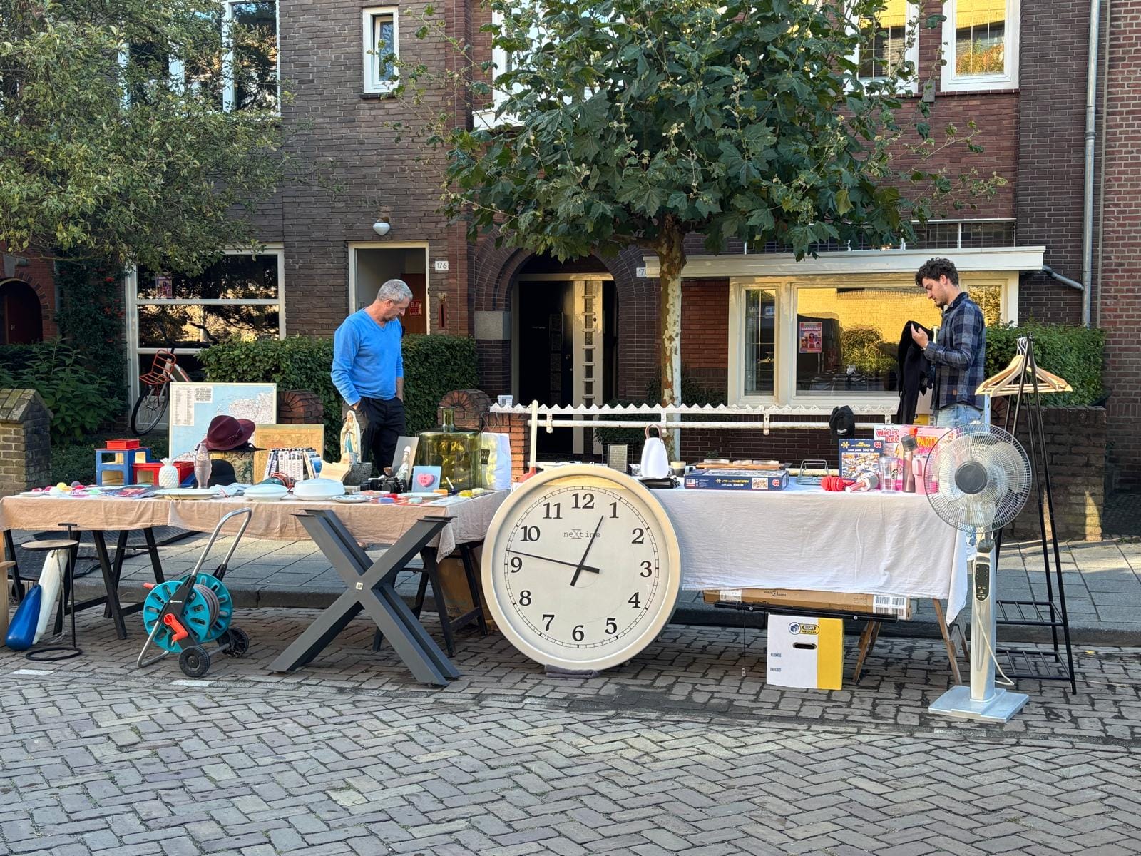Kraam met grote klok en vintage spullen voor een huis